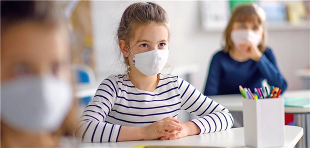 Wichtige Impfungen bei Schulstart Im Klassenzimmer mit Maske: Wegen niedriger Infektionszahlen könnte es im nächsten Schuljahr wieder Präsenzunterricht geben.