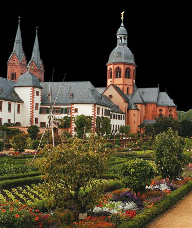 Von Mönchen und Apothekern Im Klostergarten in Seligenstadt - angelegt nach Plänen aus der Barockzeit - wachsen außer Heilkräutern auch Blumen, Gemüse und kleine Obstbäume.
