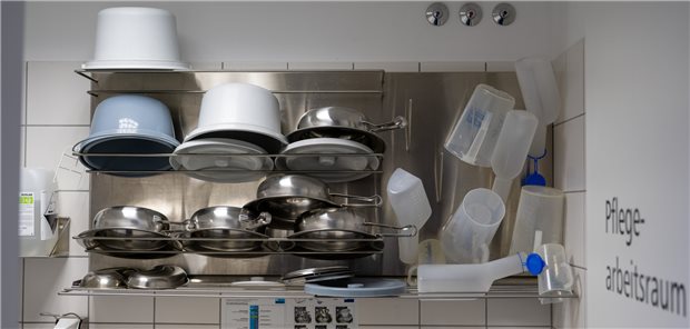Krankenhäuser kämpfen um Zugang zu Energiekostenhilfen Im Krankenhaus ist vieles energieintensiv, selbst die Reinigung der Bettpfannen. Hier eine Reinigungsstation in einem Krankenhaus in Baden-Württemberg.