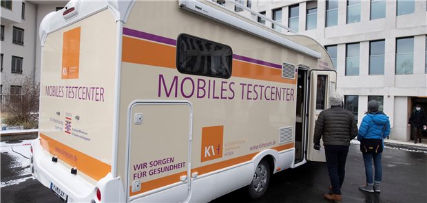 COVID-19-Testmobil kommt auf hessische Straßen Mit dem in einem Wohnmobil untergebrachten Mini-Labor sollen in Hessen Corona-Schnelltests in Heimen, aber auch Schulen und Kitas möglich gemacht werden.