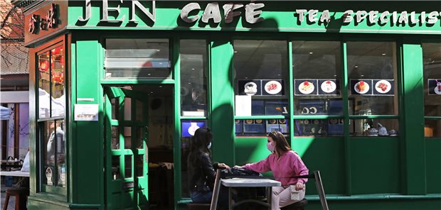 Spontane Impfbesuche in Großbritannien wegen B.1.617 Im Londoner Stadtteil Chinatown leben viele illegale Einwanderer. Damit diese sich impfen lassen, fragen mobile Impfteams vor Ort spontan Impfungen gegen COVID an. Impflinge müssen sich weder ausweisen, noch Fragen beantworten.