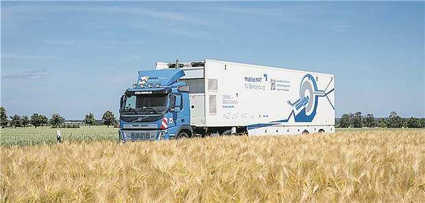 MRT-Truck kommt aufs Land Im MRT-Truck (hier im Hohen Fläming unterwegs) gibt es Umkleideräume, einen Kontroll- und einen Technikraum. Klinikum Ernst von Bergmann 2018
