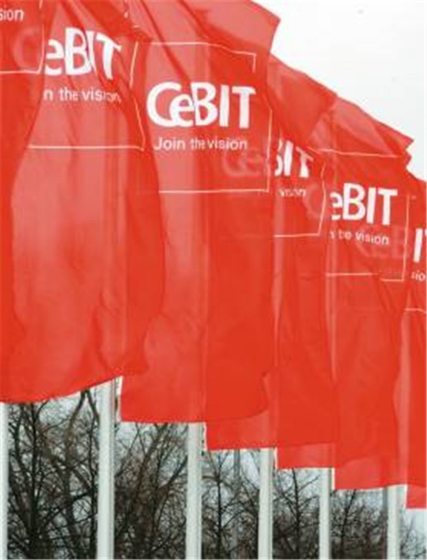 CeBIT setzt 2009 stärker auf Medizin Im März werden die CeBIT-Fahnen wieder vor dem Messegelände in Hannover wehen.