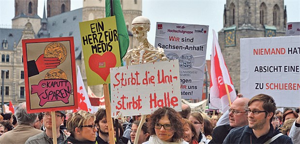 Der Patient braucht eine Geldinfusion Im Mai 2013 demonstrierten 5000 Menschen gegen die diskutierte Schließung der Medizinfakultät in Halle.
