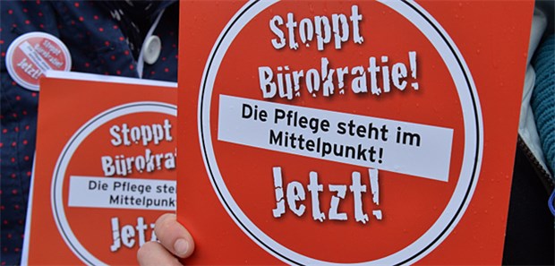 Fragen statt ankreuzen Im Mai hat das Bündnis "Pflege steht auf" in Bremen gegen Bürokratie demonstriert.