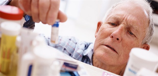 Der Patient, ein Opioid-Sammler Im Medikamentenschrank wird so einiges aufbewahrt und weitergegeben. Bei verschreibungspflichtigen Arzneien kann das gefährlich werden.