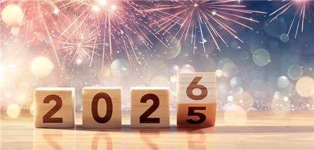 Ein Würfel springt von 5 auf 6 um. Dies symbolisiert den Jahreswechsel von 2025 auf 2026; dahinter Feuerwerk.