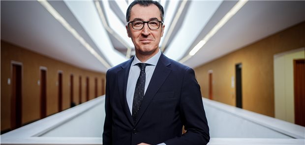 Özdemir will gesündere Ernährung und höhere Lebensmittelpreise Cem Özdemir (Bündnis 90/Die Grünen), Bundesminister für Ernährung und Landwirtschaft, blickt in seinem Ministerium in die Kamera des Fotografen.