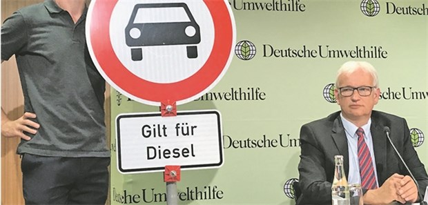 Umwelthilfe erhebt schwere Vorwürfe Im Moment noch Fake: So stellt sich DUH-Chef Jürgen Resch (rechts) ein Verbotsschild für Dieselfahrzeuge vor. © Anno Fricke
