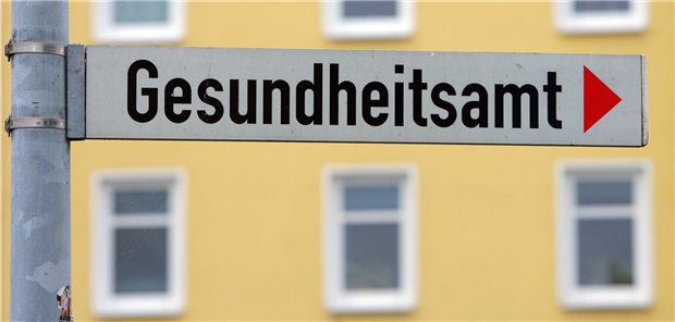 Gesundheitsämter verfolgen Infektionen (noch) zuverlässig Im Moment stimmt die Richtung in den Gesundheitsämtern bei der Ermittlung von Kontaktpersonen, sagen Experten. Eine zweite SARS-CoV-2-Welle könnte die Ämter aber überfordern.