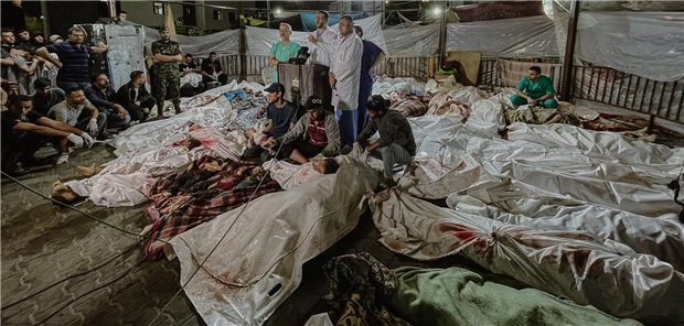 IKRK-Präsidentin warnt vor Kollaps des Gesundheitssystems in Gaza Im Nachgang zu dem Raketenangriff auf das Al-Ahli Baptist Hospital in Gaza am Dienstag gaben Ärzte im nahe gelegenen Al-Shifa Hospital eine Pressekonferenz.