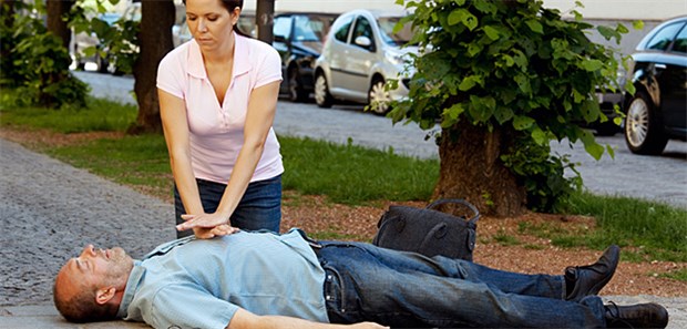 Herzmassage im Takt von "La Macarena" Im Notfall zählt bei einem Herzstillstand jede Minute. Eine Herzdruckmassage hält dann zumindest einen Minimalkreislauf.