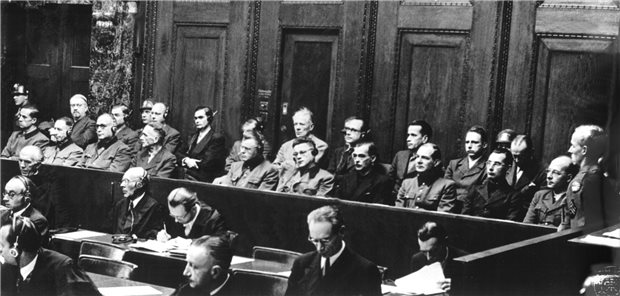 Tagung „Medizin und Gewissen“: Die Lehren von gestern für heute Im November 1946 begannen in Nürnberg die Prozesse gegen 23 Nazi-Ärzte. Die Angeklagten erklärten sich für „nicht schuldig“. Am 20. August 1947 wurden sieben Ärzte zum Tod durch den Strang, fünf zu lebenslanger Haft und vier zu Gefängnisstrafen von zehn bis 20 Jahren verurteilt. Sieben Angeklagte waren freigesprochen worden.