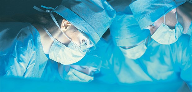 Kliniken im Saarland brauchen mehr Spezialisierung Im OP-Saal: Für das Saarland zeigt ein Gutachten nun überdurchschnittlich viele Operationen auf.