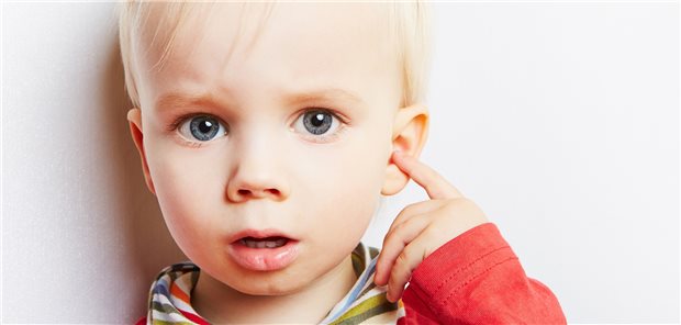 Im Ohr tut‘s weh: Bei Mittelohrentzündung kann häufig auf Antibiotika verzichtet werden.