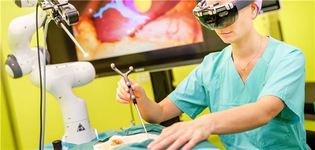 Neues Krebszentrum in Dresden eröffnet Im „Operationssaal der Zukunft“ am NCT Dresden sind Instrumente und Geräte digital vernetzt. Wissenschaftler sollen hier Daten zur Entwicklung roboter- und computergestützter Systeme für die Krebschirurgie sammeln.