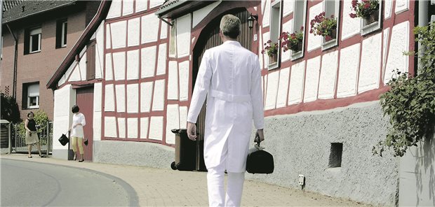 Hausärztemangel: Bis 2040 holt der Westen den Osten ein Im Osten bereits heute oftmals ein seltenes Bild: Bis 2040 wird es aber insbesondere auch in westdeutschen Kleinstädten und auf dem Land deutlich weniger Hausärzte geben.
