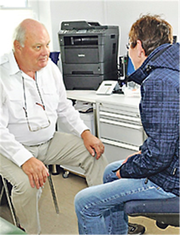 Der Doc kommt mit der Fähre Im Patientengespräch: Der Allgemeinarzt Steinort wird mit einem breiten Krankheitsspektrum konfrontiert.