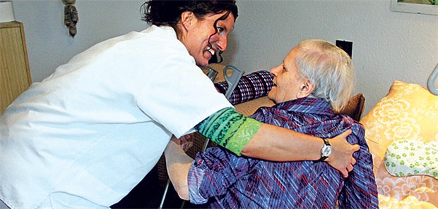 Einheitliche Angebote für Pflegekräfte nicht sinnvoll Im Pflegeheim ist die körperliche Belastung oft groß, in Hospizen vielleicht eher die psychische.