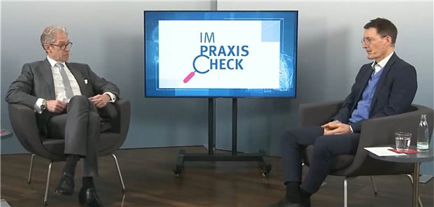 Im „Praxischeck“ der KBV stellte sich Bundesgesundheitsminister Karl Lauterbach (rechts) den Fragen von Ärzten. Hier im Gespräch mit KBV-Chef Dr. Andreas Gassen.