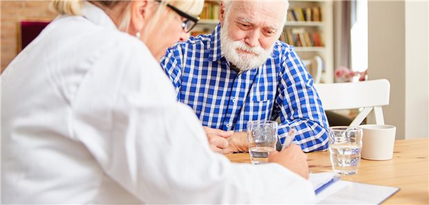 Im Rahmen der Qualitäts-Sicherungs-Studie schnitt die von Krankenschwestern und -pflegern geleiteten Spezial-Sprechstunde, bei der die Patienten mit Gicht einen strukturierten Behandlungsplan mit Konsultationsterminen, Patientenbroschüren, Telefonkontakte und ein Labor-Monitoring erhielten, am besten ab. 