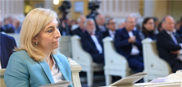 Im Ringen um eine neue Gebührenordnung für Ärzte rückt nun die Ministerin Nina Warken (CDU) in den Vordergrund – hier bei der Eröffnung des Deutschen Ärztetags in Leipzig am Dienstag dieser Woche. Ärzteverbände sehen nach der Entscheidung pro GOÄneu die Politik am Zug.