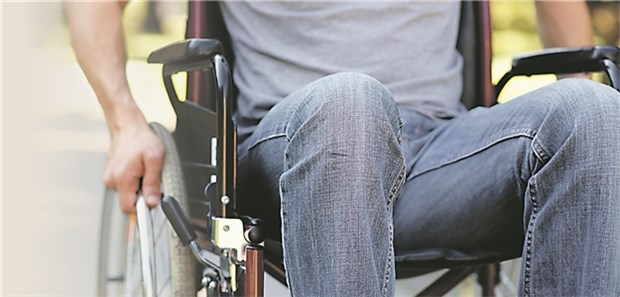 Neue europäische Leitlinie zu krankheitsmodifizierender Therapie bei MS Im Rollstuhl als Folge der MS. Moderne Therapiestrategien sollen dies verhindern.