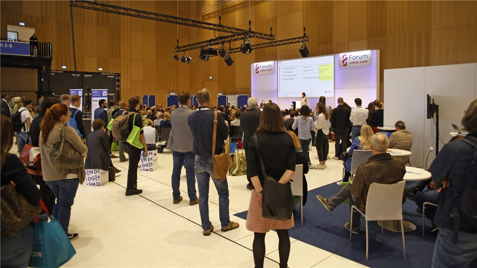 Im Saal 2 empfängt die Junge DGIM interessierte Zuhörerinnen und Zuhörer. Diskut...