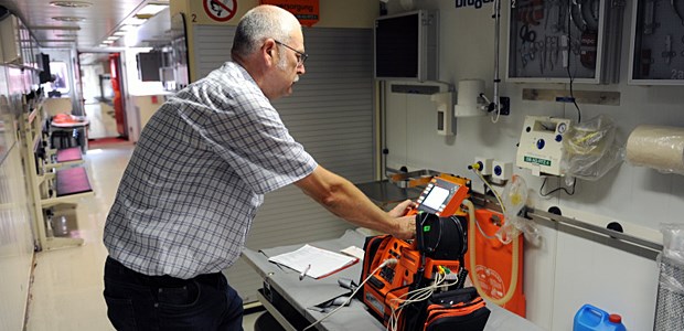 Ein Zug wartet auf seinen Einsatz Im Sanitätswagen von Rettungszug 4 in Kassel: Auch er soll durch einen neuen Zug ersetzt werden.