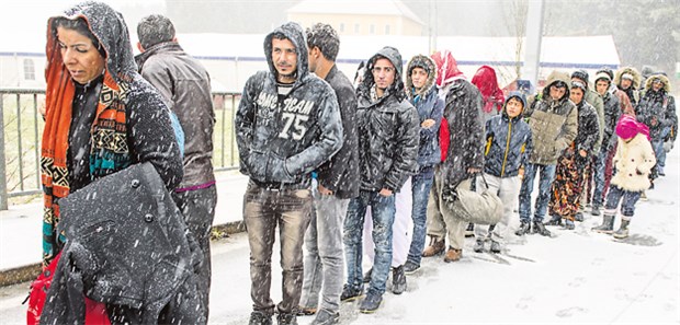 'Wir helfen Flüchtlingen, wo wir können!' Im Schneetreiben warten Flüchtlinge an der deutsch-österreichischen Grenze in Wegscheid bei Passau.