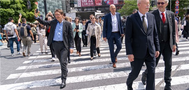 Im Selfiemodus über Tokios Straßen: Bundesgesundheitsminister Professor Karl Lauterbach (SPD) besucht zum ersten Mal Japan.
