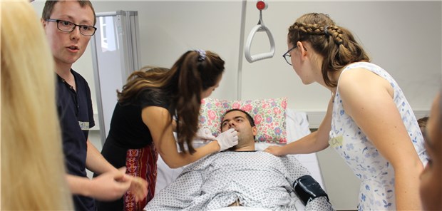 Neues Lehrkonzept für frühe Zusammenarbeit Im Simulationskrankenhaus der Uniklinik Frankfurt lernen Studierende und Auszubildende im Rahmen des Projekts „Durch Barrieren schneiden“ interprofessionelle Zusammenarbeit.