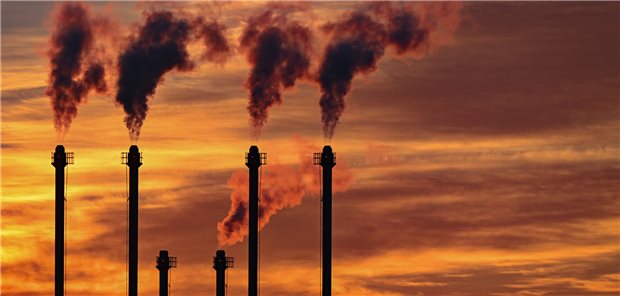 Gesundheitsakteure werben für Ausstieg aus fossiler Energie Im Sonnenuntergang steigt Rauch aus den Schornsteinen eines Blockheizkraftwerkes am Hauptstadtflughafen Berlin Brandenburg. Akteure des Gesundheitswesens haben den Ausstieg aus der Nutzung fossiler Energieträger gefordert.