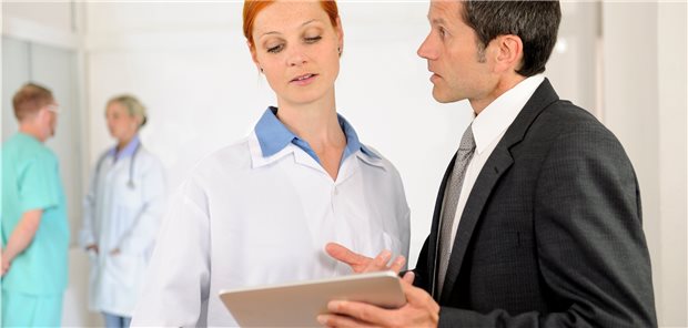 Im Spannungsfeld zwischen Medizin und Ökonomie: Vor allem angestellte Ärzte klagen oft, dass freie medizinische Entscheidungen schwierig sind. 