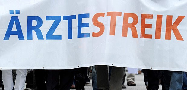 Kassen fordern Honorarkürzungen, Ärzte drohen mit Streik Im Streit mit den Kassen um Honorarkürzungen drohen Ärzteverbände mit Streik.