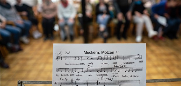 Nörgeln nach Noten Im Takt: In selbst getexteten Liedern wie „Meckern, Motzen“ beschweren sich die Sänger über Missstände. Den Laienchor gibt es seit zehn Jahren.