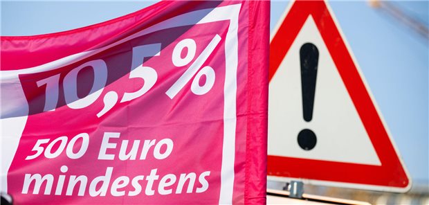 Ärzte und Pflegekräfte an Unikliniken zu Warnstreiks aufgerufen Im Tarifstreit des öffentlichen Dienstes werden Beschäftigte der Länder in den nächsten Tagen und Wochen zu Warnstreiks und Protestaktionen aufgerufen. Das kündigte die Gewerkschaft Verdi nach der zweiten Verhandlungsrunde an, die nach ihren Angaben ergebnislos verlaufen ist.
