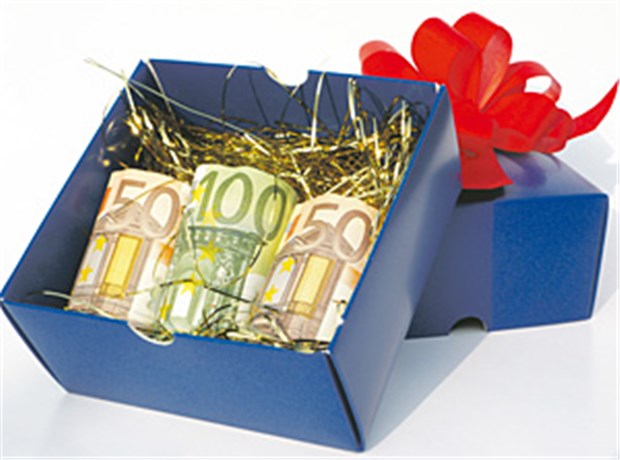 Weihnachtsgeld: Pflicht oder Geschenk? Im Tarifvertrag für MFA ist das Weihnachtsgeld nicht geregelt, Praxischefs könnten daher theoretisch frei über den Bonus entscheiden.
