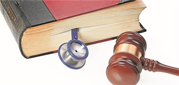 Im Team: Arzt und Anwalt dürfen beruflich enger zusammenrücken.