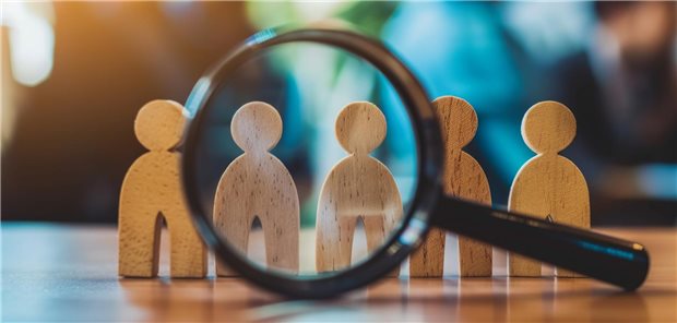 Eine Lupe vor Spielfiguren