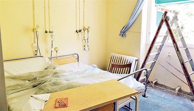 Großbaustelle Gesundheitssystem Im Uniklinikum Athen sind aktuell nur 45 der 80 Betten belegt - aus Personalmangel. Bis zu einer Besserung werden Renovierungsarbeiten durchgeführt.