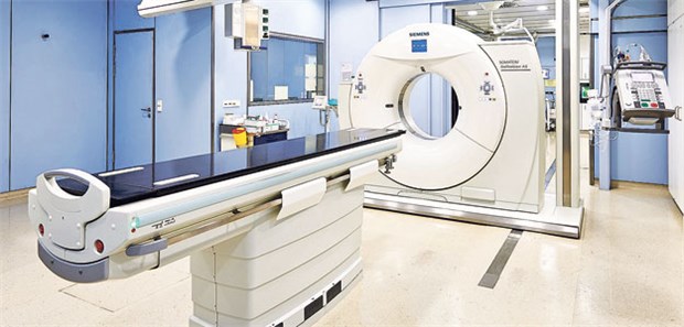 Ungewöhnliche Innovationskooperation Im Uniklinikum Frankfurt steht ein auf Schienen fahrbarer Computertomograph. Das Gerät kann in zwei Räumen genutzt werden, sowohl im Raum für Routinescans als auch im Schockraum.