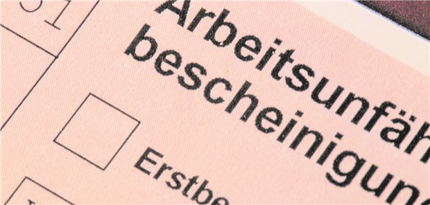 Im Vergleich zu 2015 ist der Anteil der GKV-Versicherten, die sich für eine Krankmeldung immer ein ärztliches Attest holen, um zehn Prozentpunkte auf zuletzt 63 Prozent gestiegen.