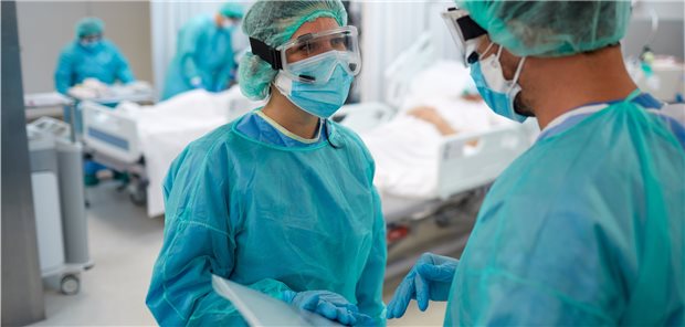 Digitalisierung wird von Klinikärzten besser angenommen Im Vergleich zum ambulanten Sektor scheint die Digitalisierung der Versorgung im stationären Bereich von Ärzten besser angenommen zu werden, wie der aktuelle DAK-Digitalisierungsreport zeigt.