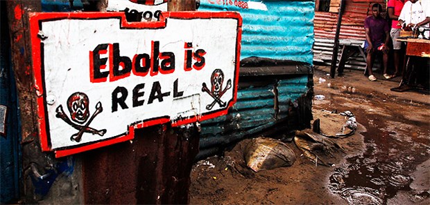 Der perfekte Sturm Im West Point Slum in Liberias Hauptstadt Monrovia warnt dieses Schild vor dem tödlichen Ebola-Virus.