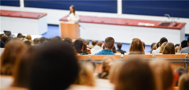 Auswertung: Wieder mehr Erstsemester – dank eines asiatischen Landes Hörsaal mit vielen Studenten und einer Dozentin