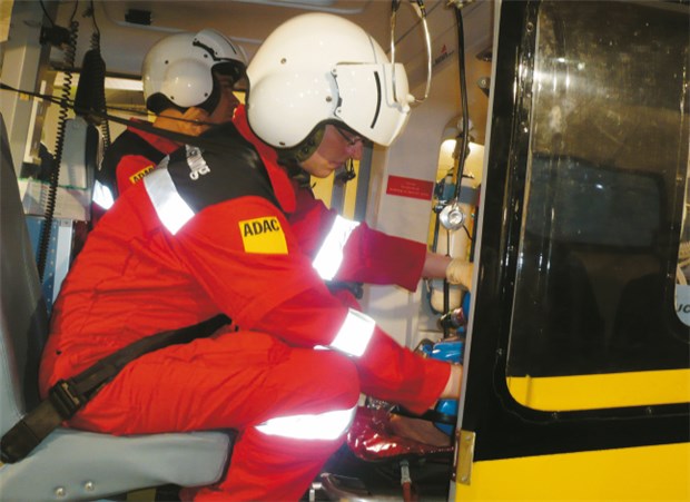 Die Patientendaten fliegen schneller als der Helikopter Im Zentrum der FutureCare in Halle 8 steht der telemedizinisch vernetzte Rettungshubschrauber des ADAC. © ger