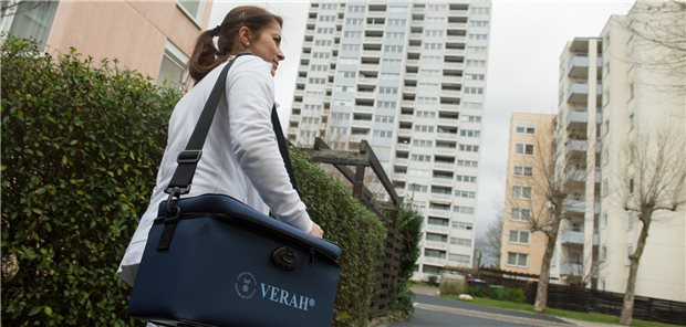 VERAH soll mobile Patienten in festen Räumlichkeiten betreuen Im Zuge der Studie „VERAH am Ort“ wird ein Konzept erarbeitet, bei dem Versorgungsassistentinnen für mobile Patienten Betreuung in festen Räumlichkeiten anbieten sollen.