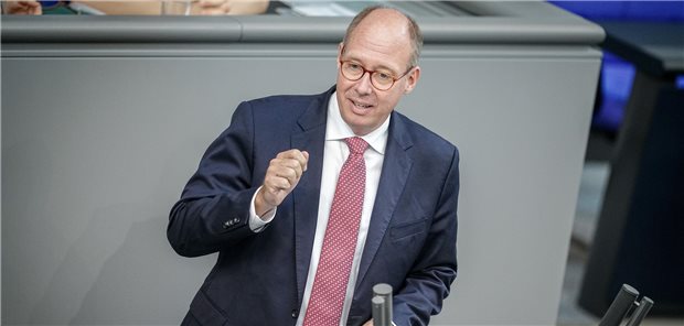 Im aktuellen Bundeshaushalt sind für den angepeilten Aufbau einer Reserve von Schutzausrüstung genau null Euro eingestellt, beklagte der Vorsitzende des Haushaltsausschusses Helge Braun (CDU) in der Haushaltsdebatte.