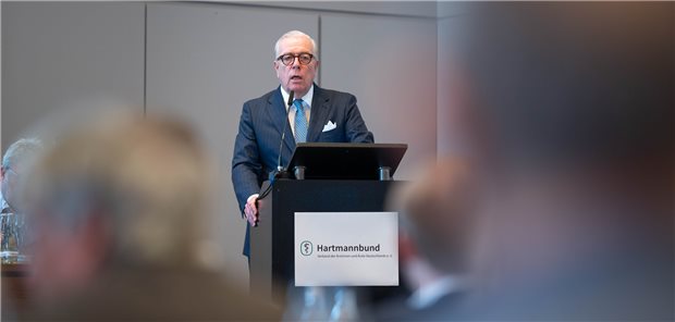 „Im arztfreien Gesundheitssystem liegt nicht das Heil“: Hartmannbund-Vorsitzender Dr. Klaus Reinhardt bei der Eröffnung der Hauptversammlung der Ärztevereinigung am Freitagvormittag in Berlin.